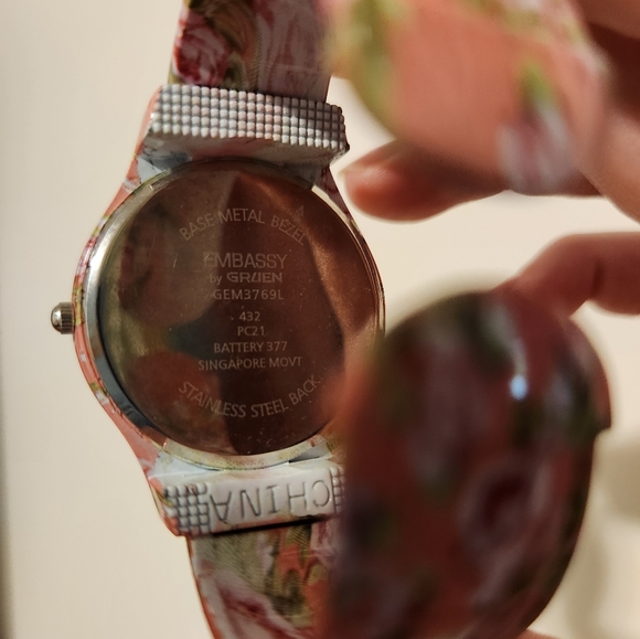 Floral watch with large face - Picture 3 of 3